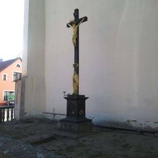 Kříž u kostela v Kamenici nad Lipou