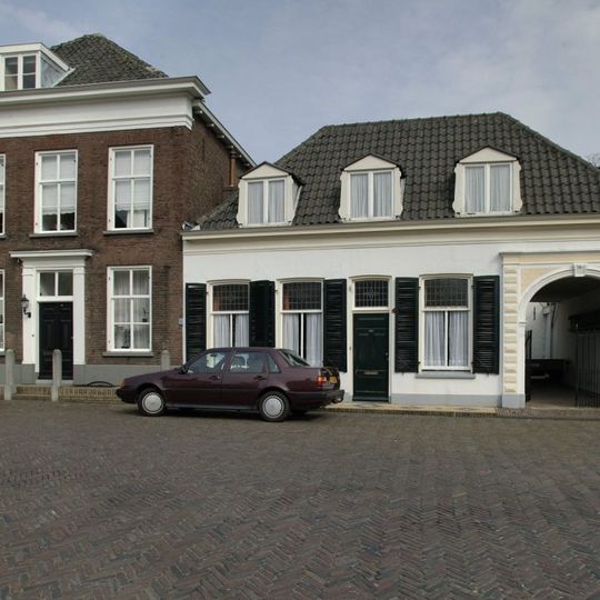 Winkelwoonhuis met twee bouwlagen met beeldbepalende winkelpui