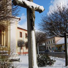 Kříž u kaple v Bernarticích na náměstí