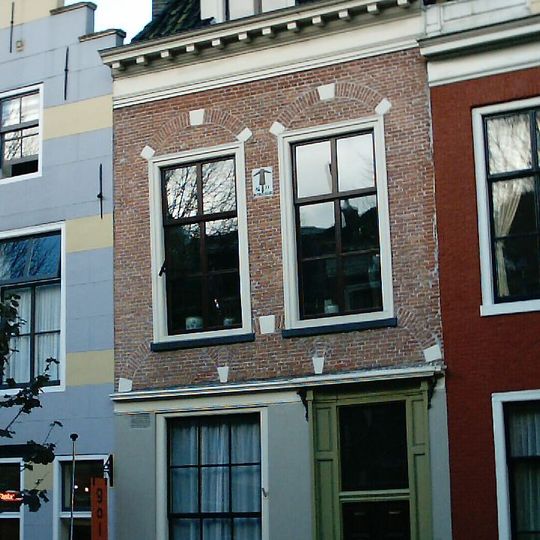 Pand met geblokte kroonlijst onder voor afgeschuind zadeldak met dakkapel