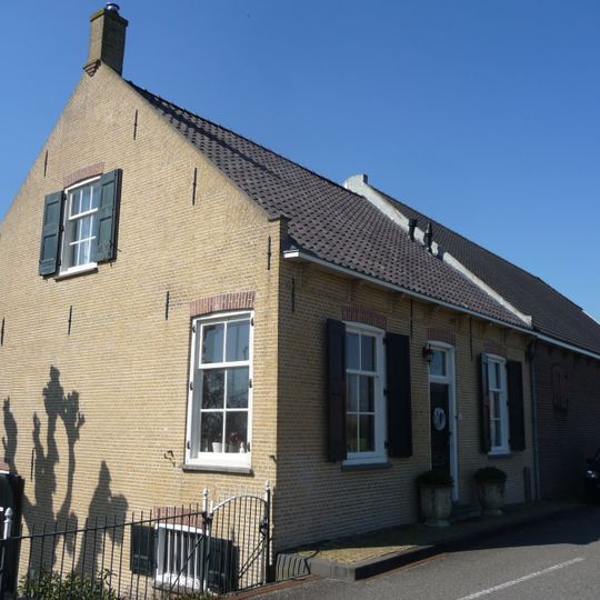 Boerderij van het type Vlaamse schuur behorende tot het boerderijcomplex aan de westzijde van de Rijsdijk te Rhoon, gebouwd in Ambachtelijk-traditionele trant.