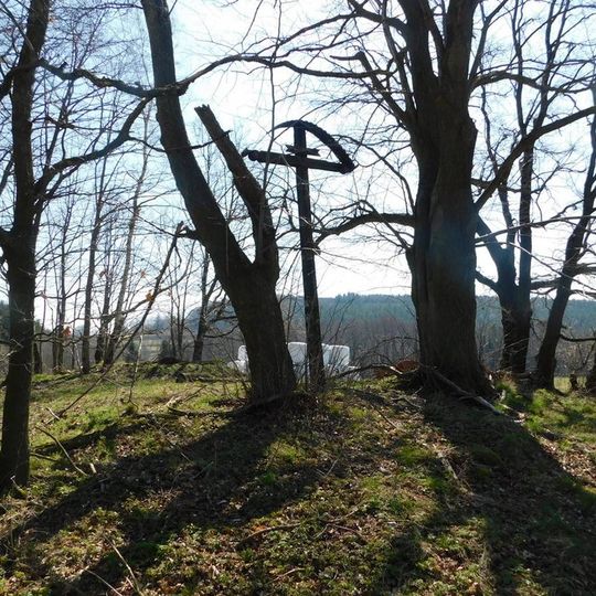 Dřevěný kříž východně od Mladých Bříští