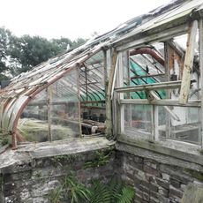 Eyckenstein: moestuinensemble bestaande uit tuinmuur met druivenkas en oranjerie