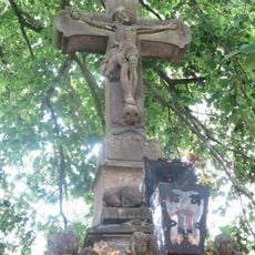 Kamenný kříž u obecního úřadu v Kyjích u Jičína