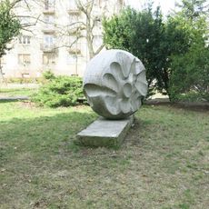 Kamenná plastika Květ na rohu ulic Ruská a Ruprechtická v Liberci