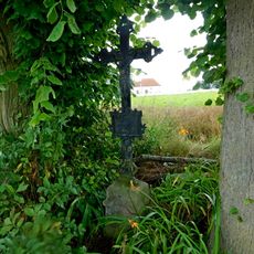 Kříž v poli u hřbitova v Hořepníku