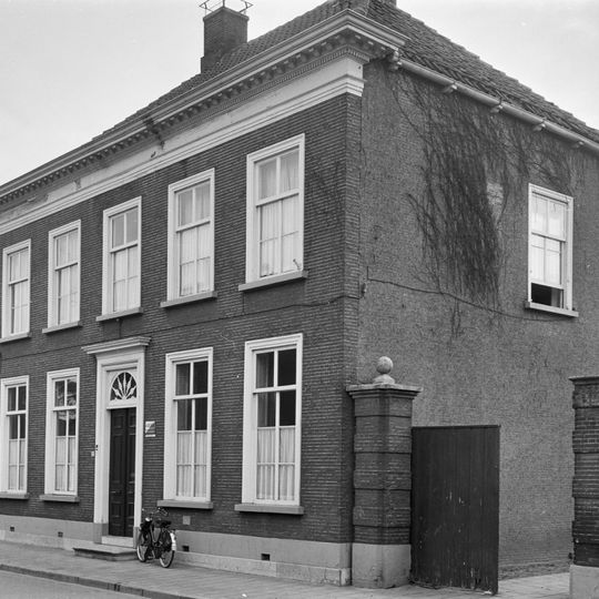 Herenhuis in empire trant, zesdelige schuiframen, bovenlicht boven de deur met uitwaaierde palmetten