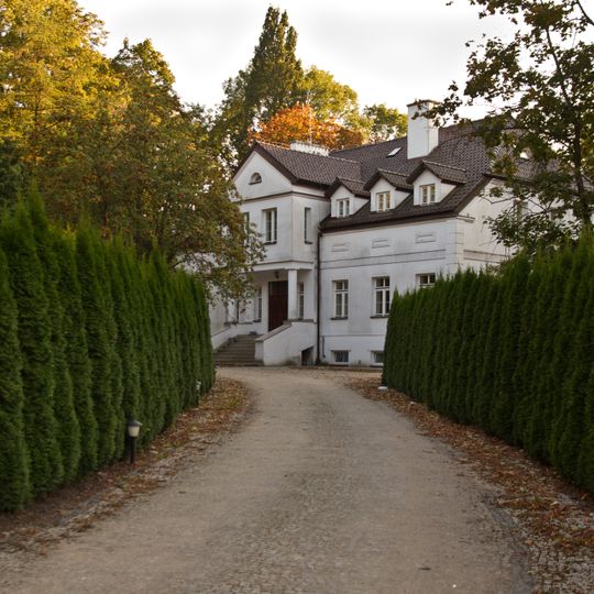 Dwór, Parkowa 1 w Karniewie