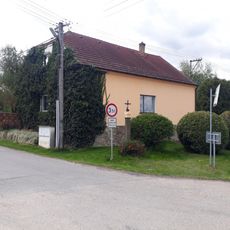 Kříž u křižovatky v Číčenicích