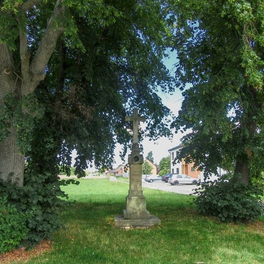 Kříž v Nemilanech na ulici Kopretinová