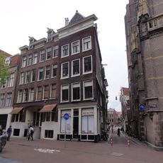 Hoekhuis met voorgevel onder rechte lijst en overgebouwde zijgevel met dakkapel met trappentop