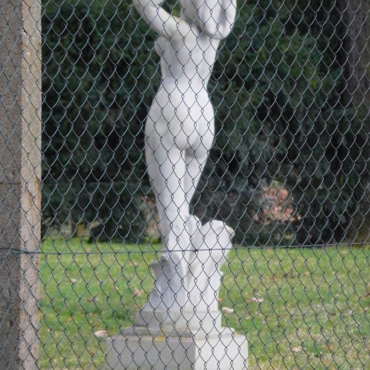 Statue of a woman in Záběhlice castle park
