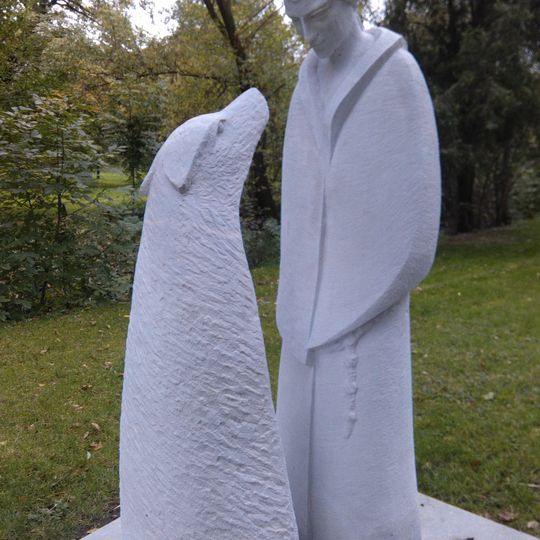 Socha svatého Františka z Assisi s vlkem z Gubbia v parku u domu Šlajferka