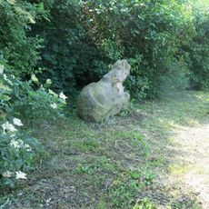 Kamenná plastika u rybníka v Radonicích