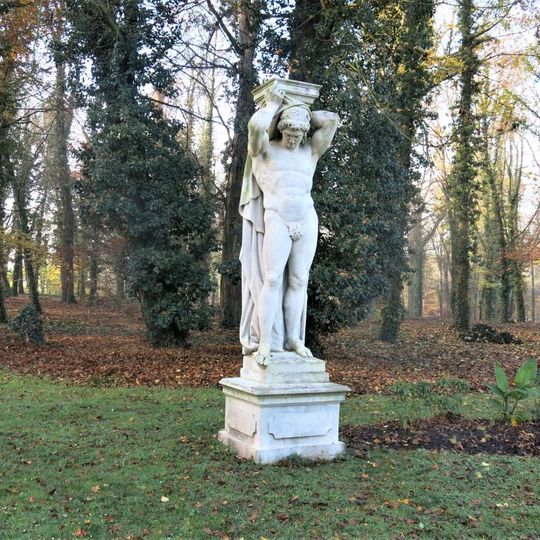 Socha Atlanta 2 v zámeckém parku v Měšicích