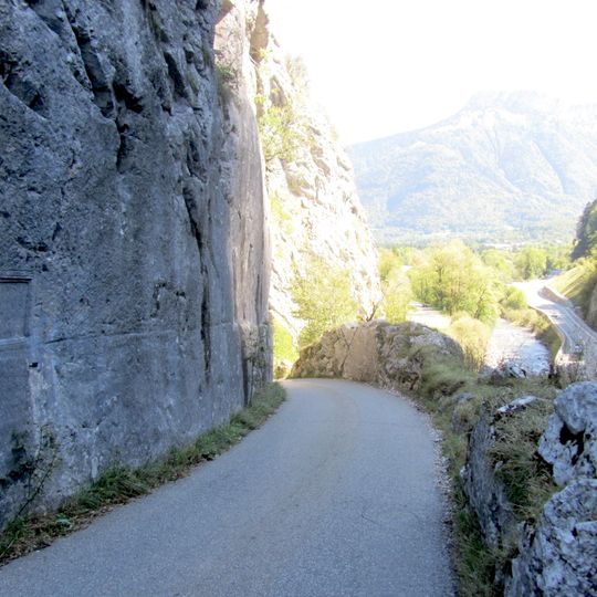 Voie romaine et inscription commémorative