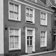 Pand onder oud schilddak en met gepleisterde gevel onder rechte lijst