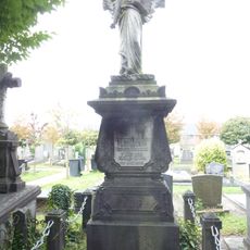 Hoge staande grafzerk voor M.W. van Glabbeek