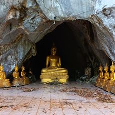 Khiriwong Doem cave