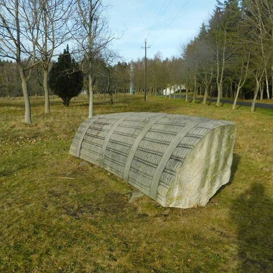 Plastika v jižní části sadu v areálu Astronomického ústavu v Ondřejově