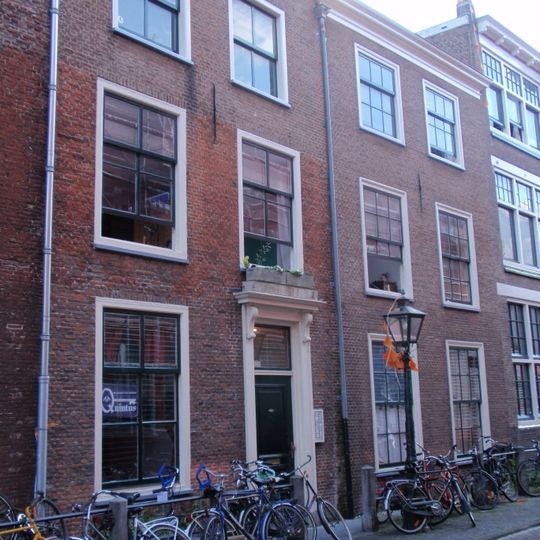 Pand met gevel met rechte kroonlijst