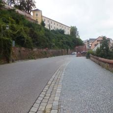 Stützmauer beiderseits der Straße