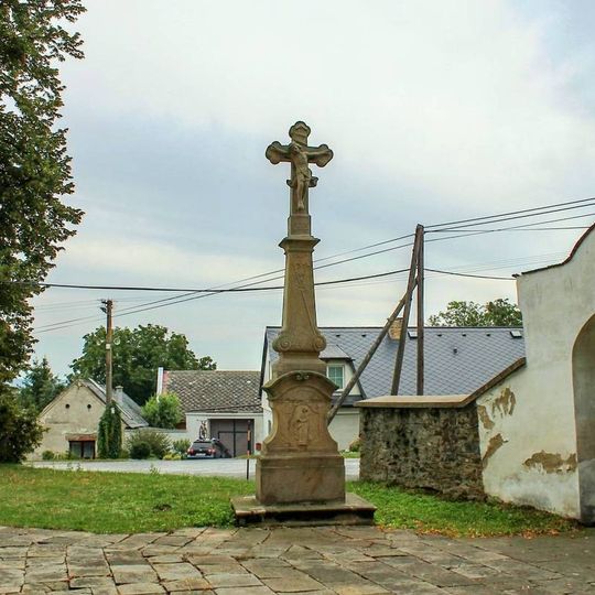Kříž ve Vyšehorkách u kostela
