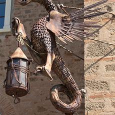 Scultura di un drago alato