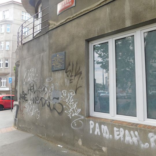 Pamětní deska Ladislava Pösla na domě Minská 1/1002 ve Vršovicích