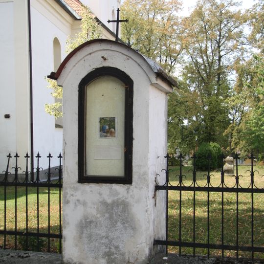 Výklenková kaplička v Senožatech u kostela sv. Jana Nepomuckého