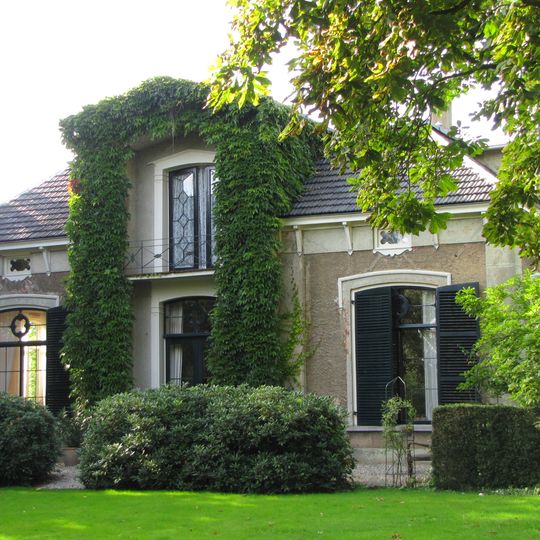 Woonhuis, voormalige pastoriewoning met aangrenzend voormalig koetshuis