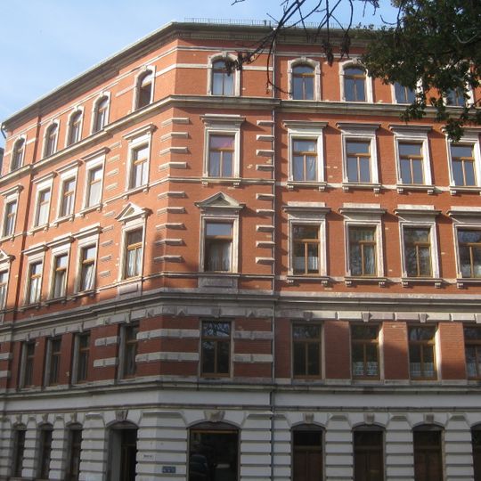 Mietshaus in geschlossener Bebauung in Ecklage Uhlandstraße 37