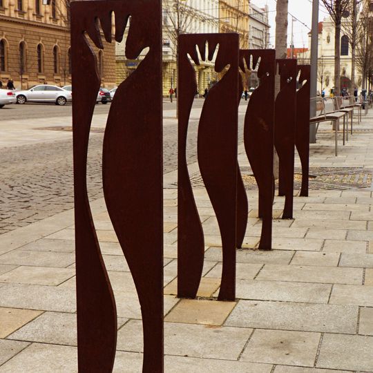 Kovová plastika na Joštově ulici v Brně