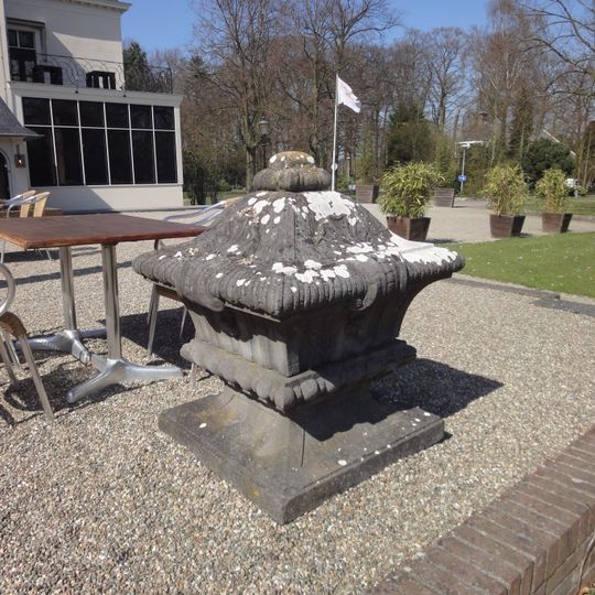 Te Werve: voor het huis bij het terras twee identieke 18e-eeuwse ornamenten