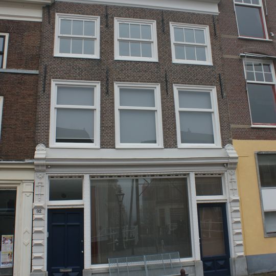 Pand met gevel met rechte kroonlijst. Nieuwe onderpui