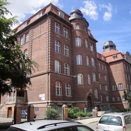 Schulgebäude Ernst-Schneller-Straße 1