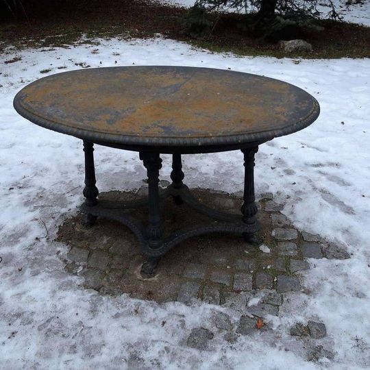 Litinový zahradní stůl v Komárově