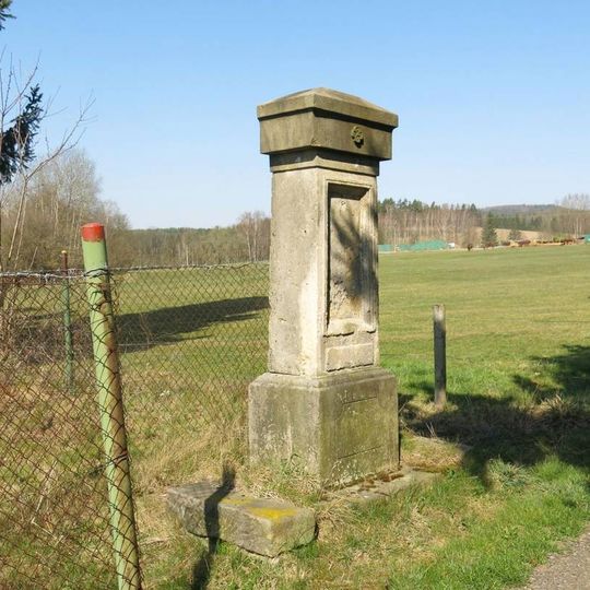 Kříž na západním okraji Rynoltic poblíž domu čp. 80