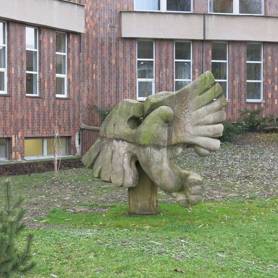 Socha Holubice u budovy ČVUT v Myslbekově ulici v Děčíně