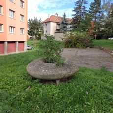 Plastika mezi ulicemi Potácelova a Krásného v Juliánově