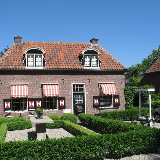 Behorende tot serie van 5 blokken van dienstwoningen