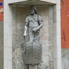 Жилой дом с угловой скульптурной композицией «Рыбак Раушена» (Светлогорск)