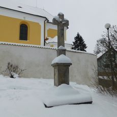 Kříž u kostela v Konojedech