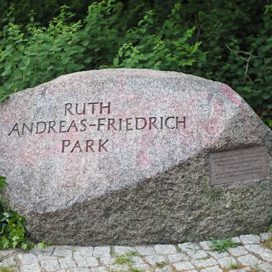 Findling in der Straße am Fichtenberg