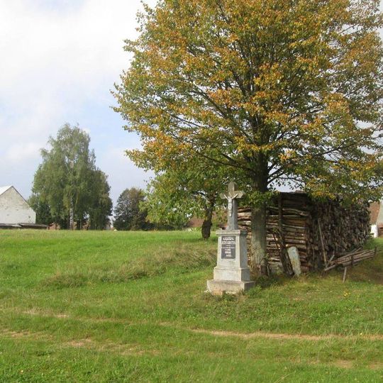 Kříž jižně od Zvíkova