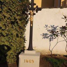 Kříž u kostela sv. Martina v Budkově