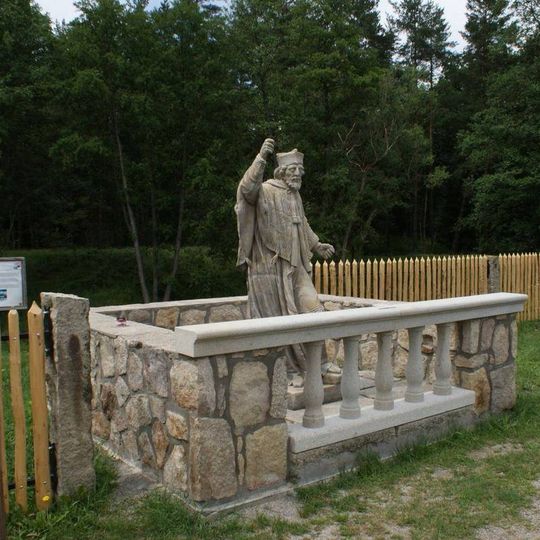 Socha svatého Jana Nepomuckého na hrázi Novomlýnského rybníka u hotelu Peršlák