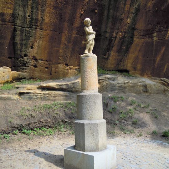 Socha dívky u Košuteckého jezírka