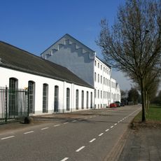 Suikerfabriek Antoinedijk: tweetal langshallen, die evenwijdig aan de weg zijn gelegen