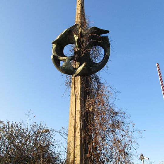 Pylon s plastikou letícího ptáka